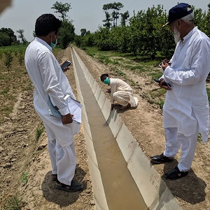 چک 439 گ ب مہالم میں واٹر کورس کا معائنہ 